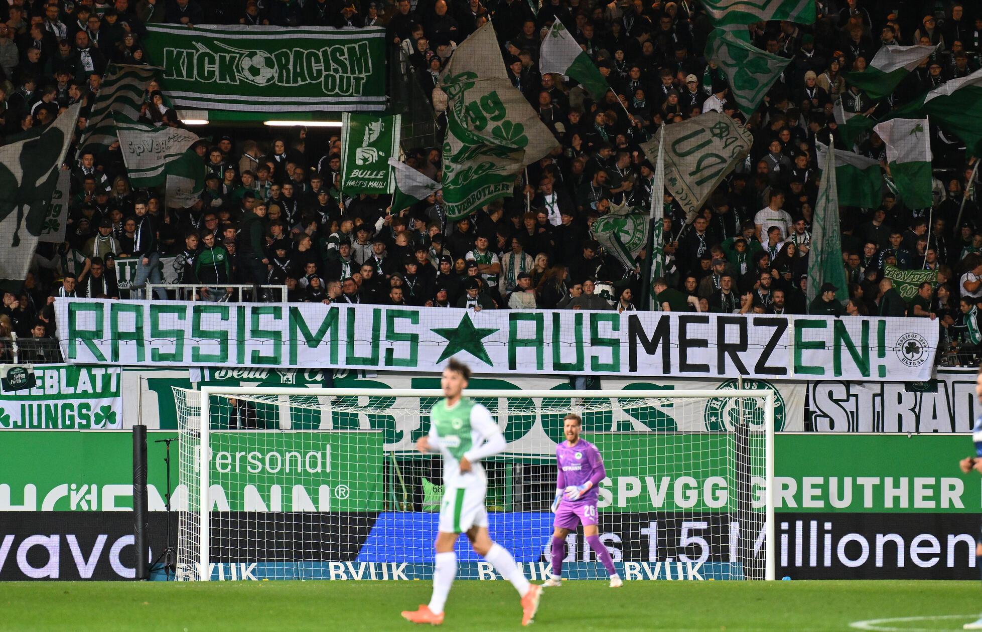Die Fürther Fans haben wenig Freude am Spiel ihrer Mannschaft. Sie setzen indes ein politisches Statement.