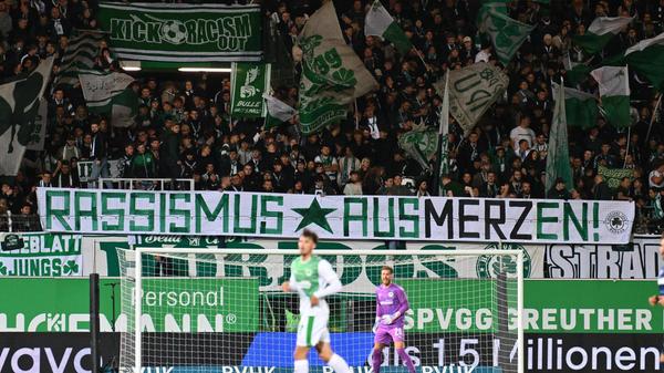 Die Fürther Fans haben wenig Freude am Spiel ihrer Mannschaft. Sie setzen indes ein politisches Statement.