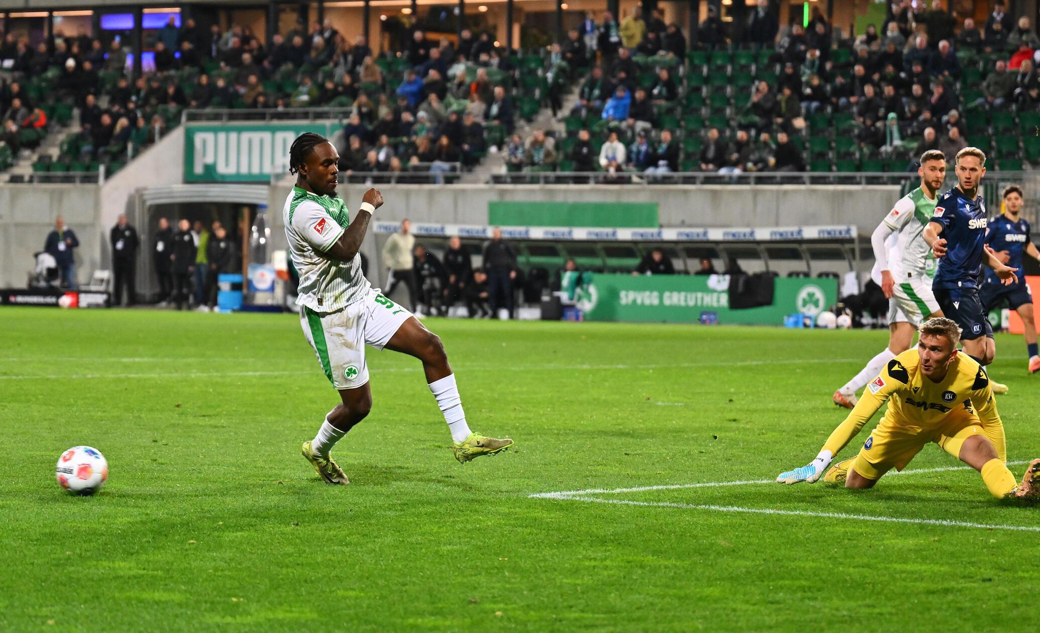 Nach Wiederanpfiff bietet sich dem Kleeblatt die große Chance auf den Anschlusstreffer, doch Futkeu scheitert nach Zuspiel von Klaus am stark reagierenden Bernat.