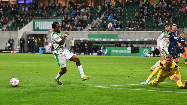 Nach Wiederanpfiff bietet sich dem Kleeblatt die große Chance auf den Anschlusstreffer, doch Futkeu scheitert nach Zuspiel von Klaus am stark reagierenden Bernat.