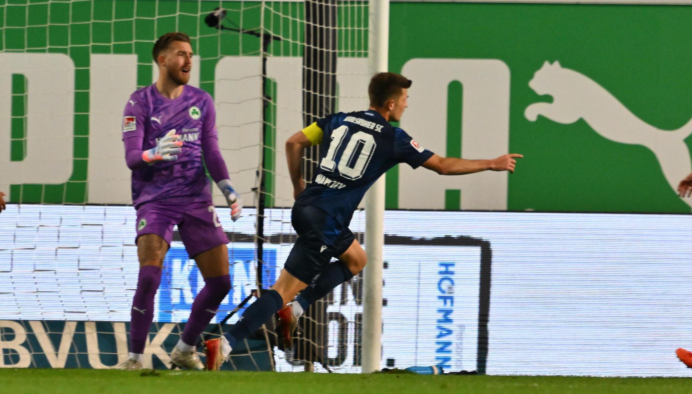 Stattdessen jubeln wieder die Gäste: Nach einem Ballverlust von Dietz bedient Schleusener den eingelaufenen Wanitzek, der aus kürzester Distanz den Ball über die Linie drückt. 0:3!