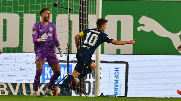 Stattdessen jubeln wieder die Gäste: Nach einem Ballverlust von Dietz bedient Schleusener den eingelaufenen Wanitzek, der aus kürzester Distanz den Ball über die Linie drückt. 0:3!