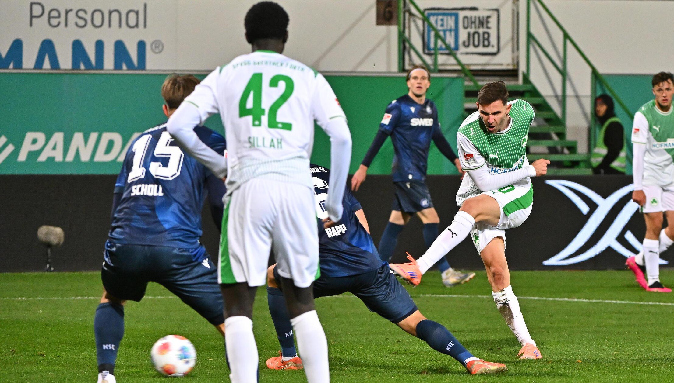 Für den Ehrentreffer sorgt Kapitän Branimir Hrgota: Kurz nach seiner Einwechslung lässt er Rapp im Sechzehner ganz alt aussehen und schließt souverän ab - nur noch 1:3.