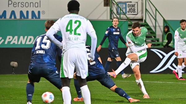 Für den Ehrentreffer sorgt Kapitän Branimir Hrgota: Kurz nach seiner Einwechslung lässt er Rapp im Sechzehner ganz alt aussehen und schließt souverän ab - nur noch 1:3.