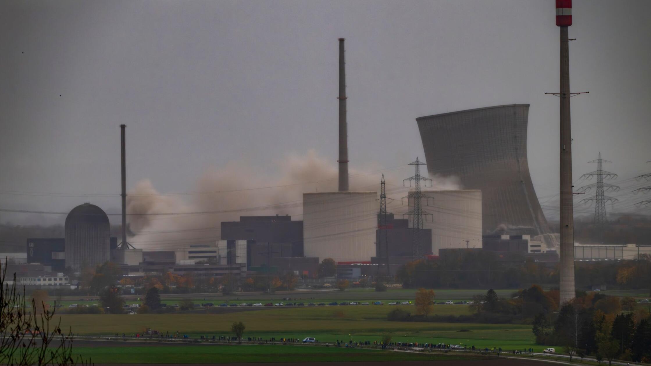 V Nemčiji razstrelili hladilne stolpe nekdanje jedrske elektrarne Gundremmingen