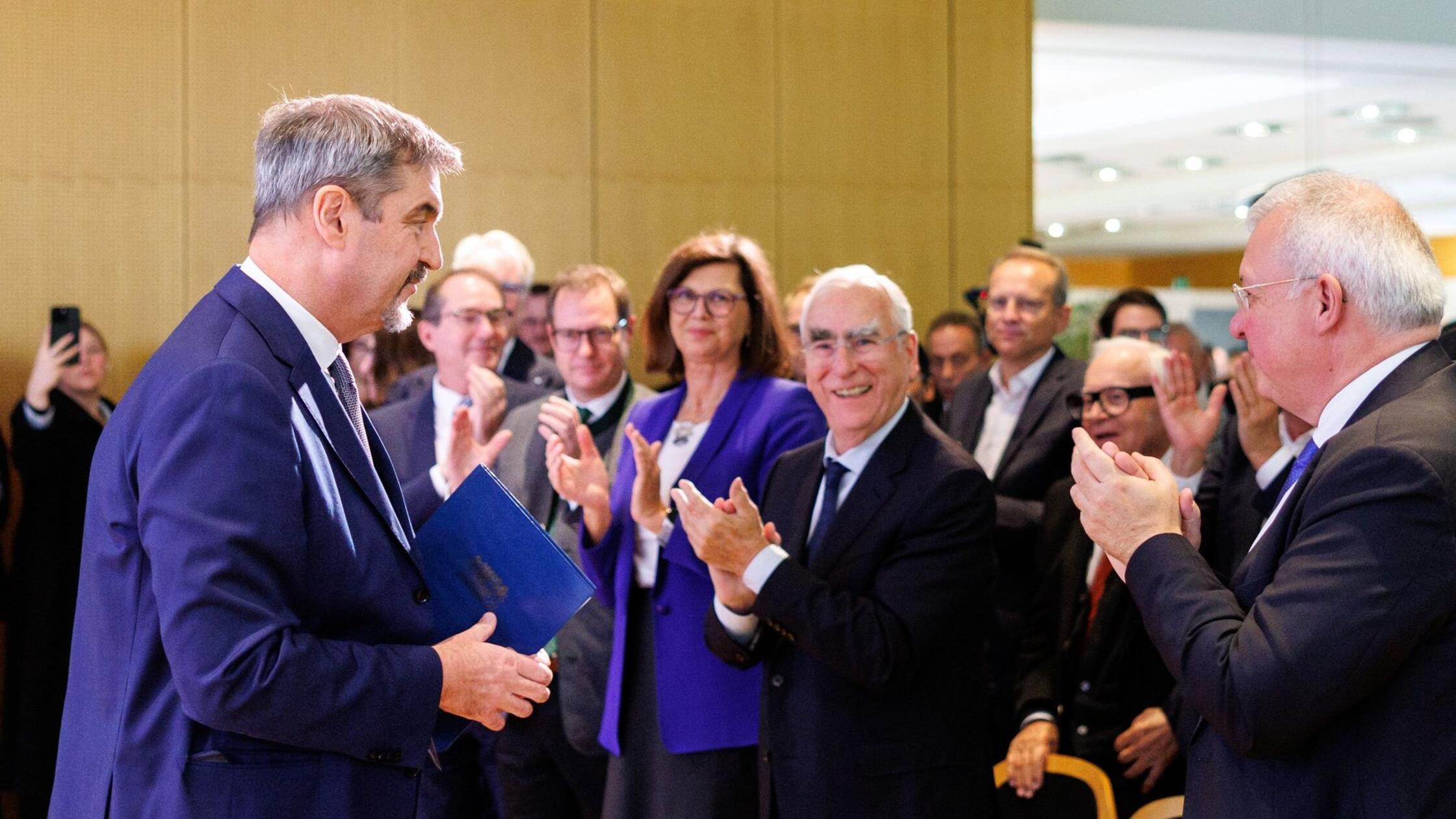 Feier unter Druck – Söder warnt CSU vor Angriff der AfD