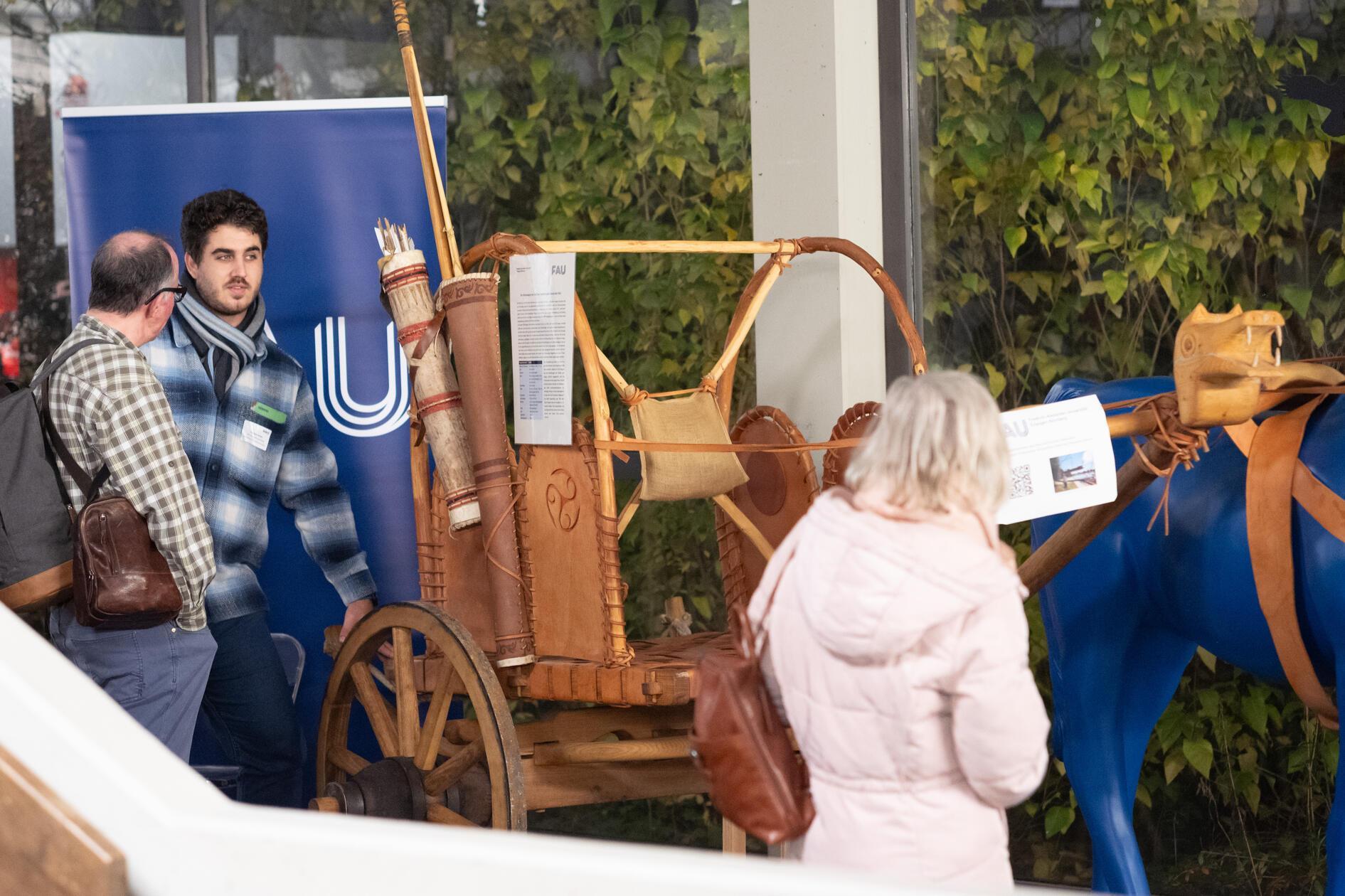 Die Lange Nacht der Wissenschaften in Erlangen 2025: Spannendes Exponat - ein originalgetreuer Nachbau eines keltischen Streitwagens.
