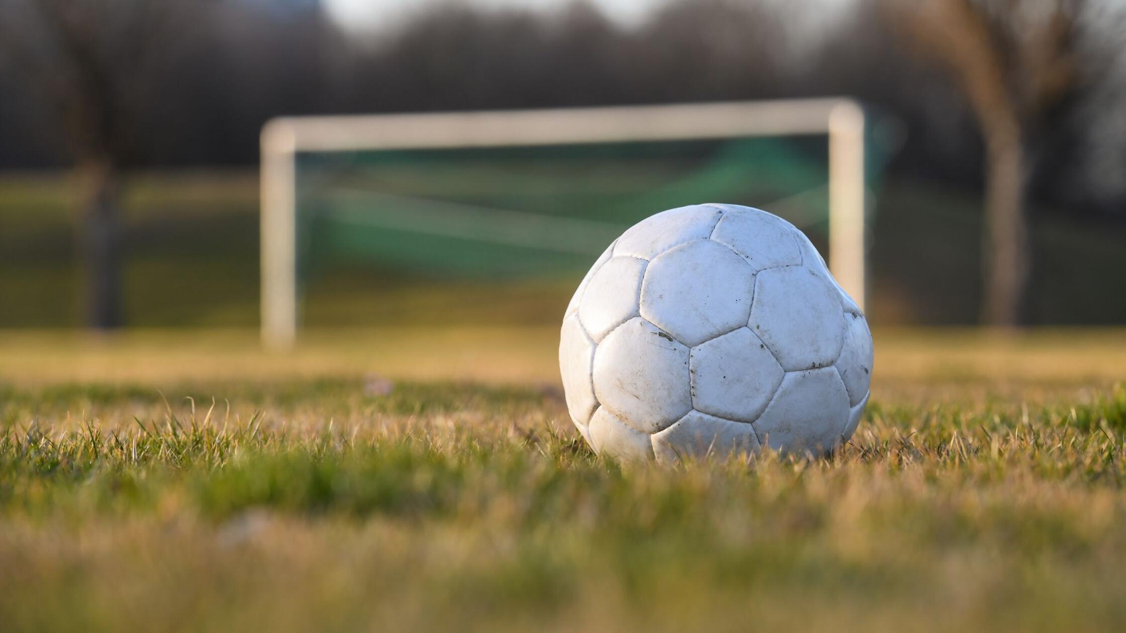 Gewalt beim Jugendfußball: Vater und Sohn greifen Spieler und Trainer an - mehrere Menschen verletzt