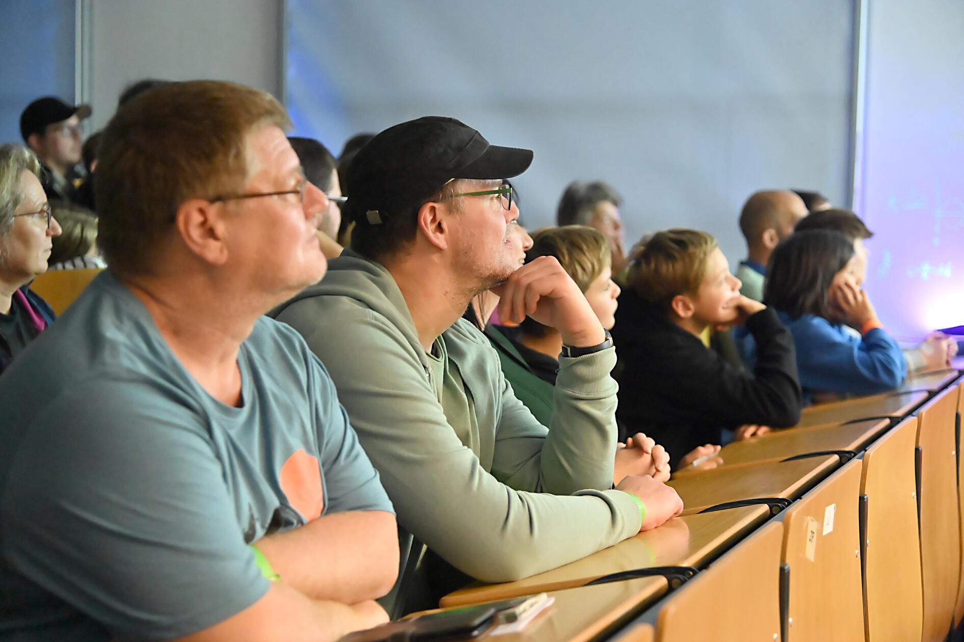 Willkommen zur "Ohm-Physik-Show", bei der Elektrizität, Funk, Plasma, Quanten, Atome, Licht und Schall eine große Rolle spielen.