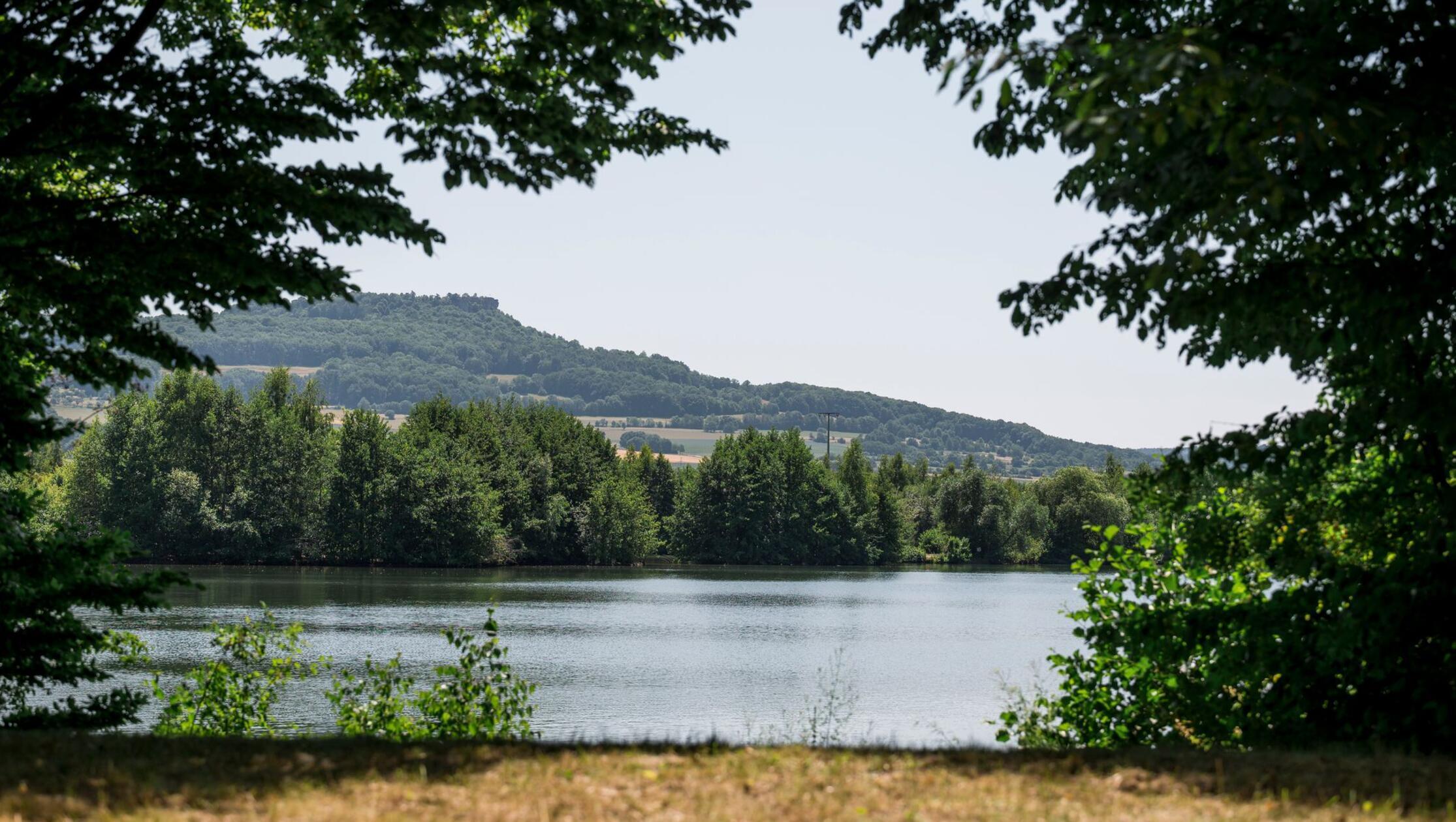 Blick vom Schönbrunner See auf den Staffelberg. (z