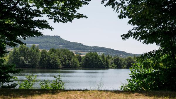 Blick vom Schönbrunner See auf den Staffelberg. (z
