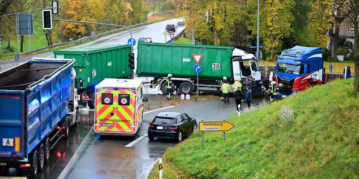 Traffic light out: Two trucks collided at a central intersection in ...