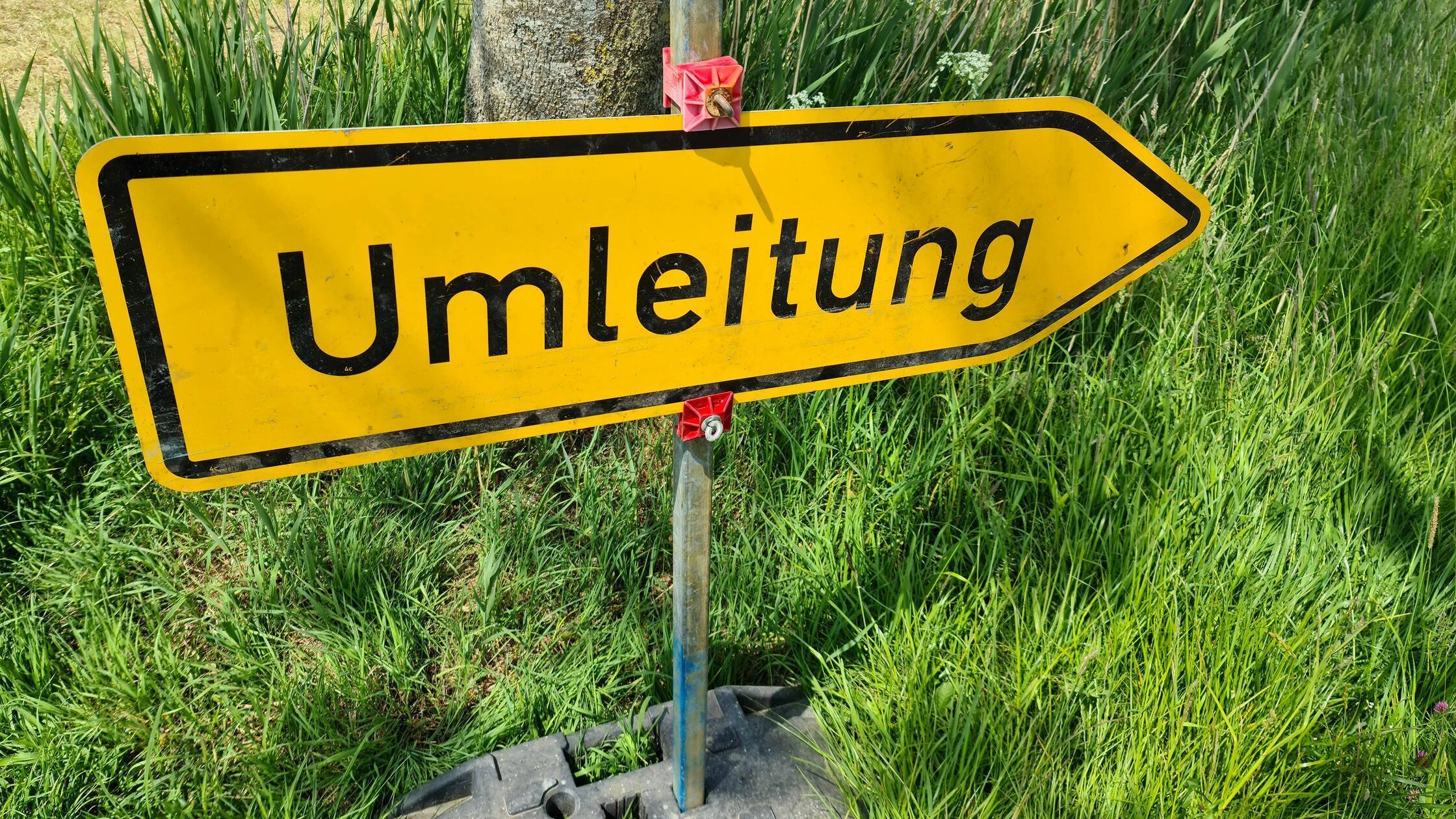 Gelbes Umleitungsschild mit dem deutschen Wort Uml