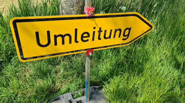 Gelbes Umleitungsschild mit dem deutschen Wort Uml