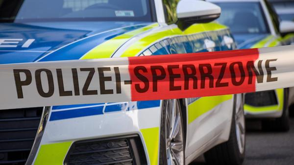 (Fotomontage) Symbolbild Polizeieinsatz: Absperrba