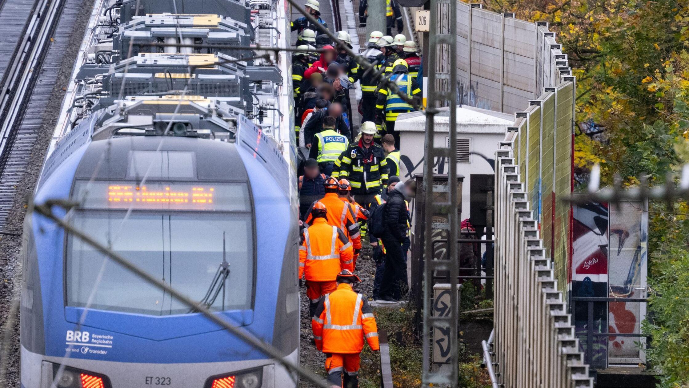 400 Fahrgäste in diesem Moment an Bord: Zug fährt in Bayern gegen umgestürzten Baum