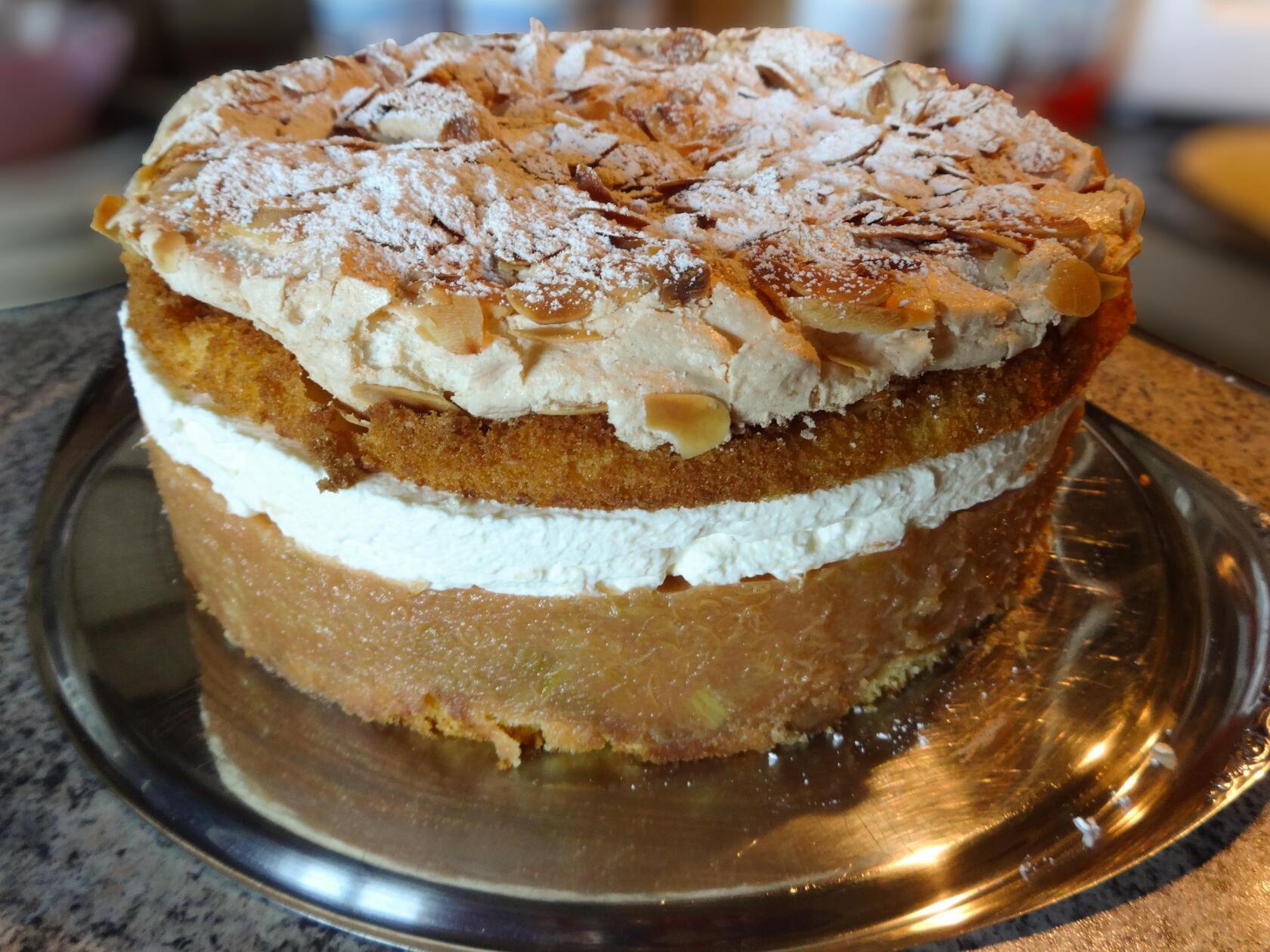 Fruchtig-opulent geht es bei der Rhabarber-Schneemousse Torte von Beate Pitsch zu.