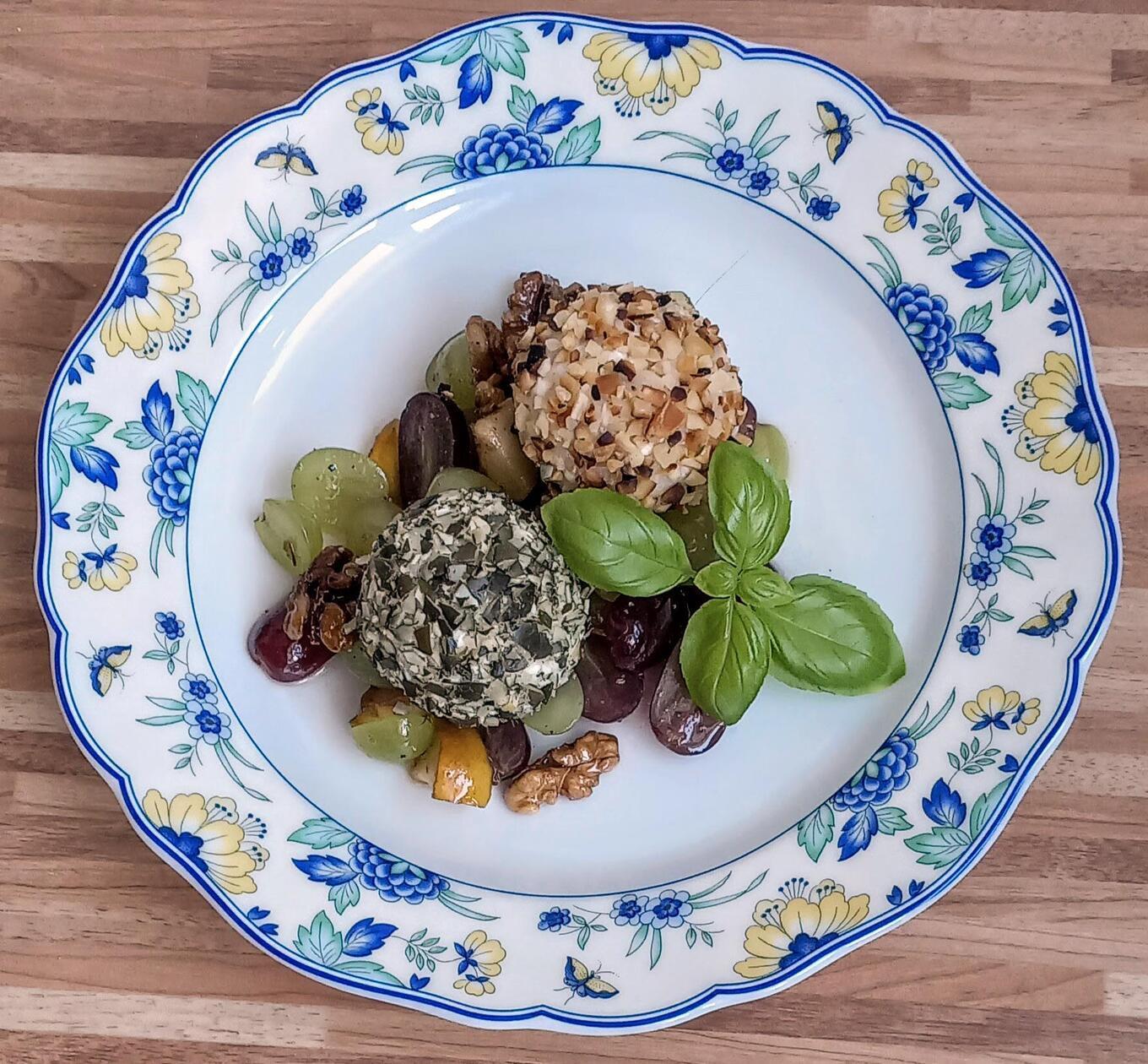 Ziegenbällchen auf Apfel-Trauben-Salat hat Hartmut Götz eingereicht.