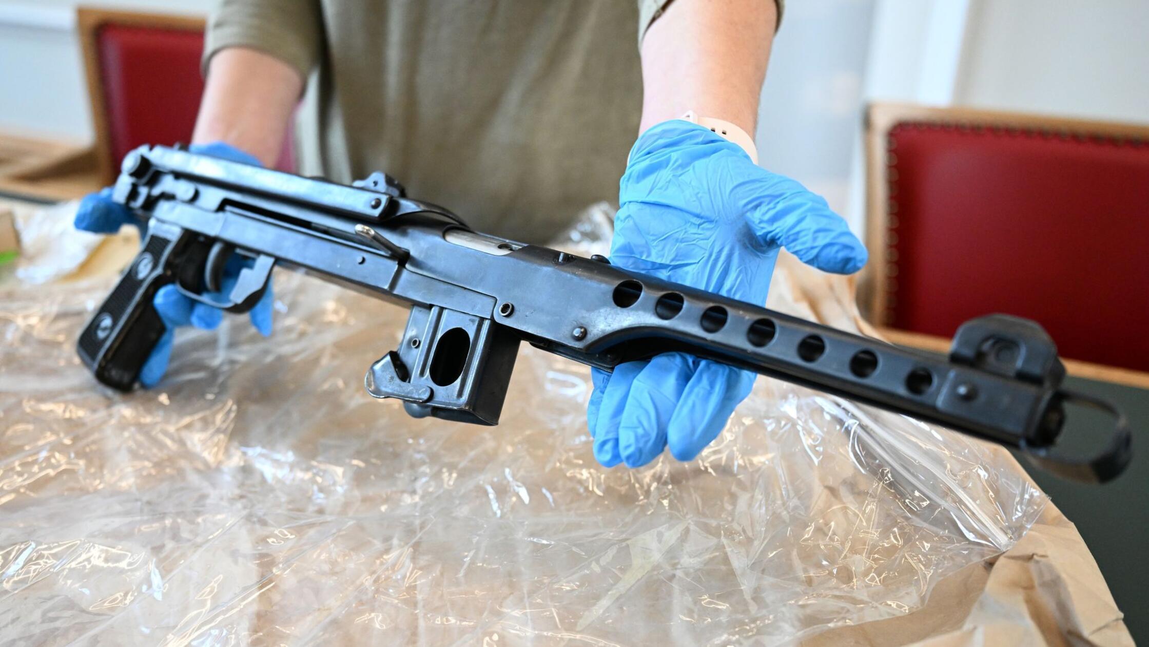 „Extrem gefährlich“: Polizei entdeckt riesiges Waffenarsenal