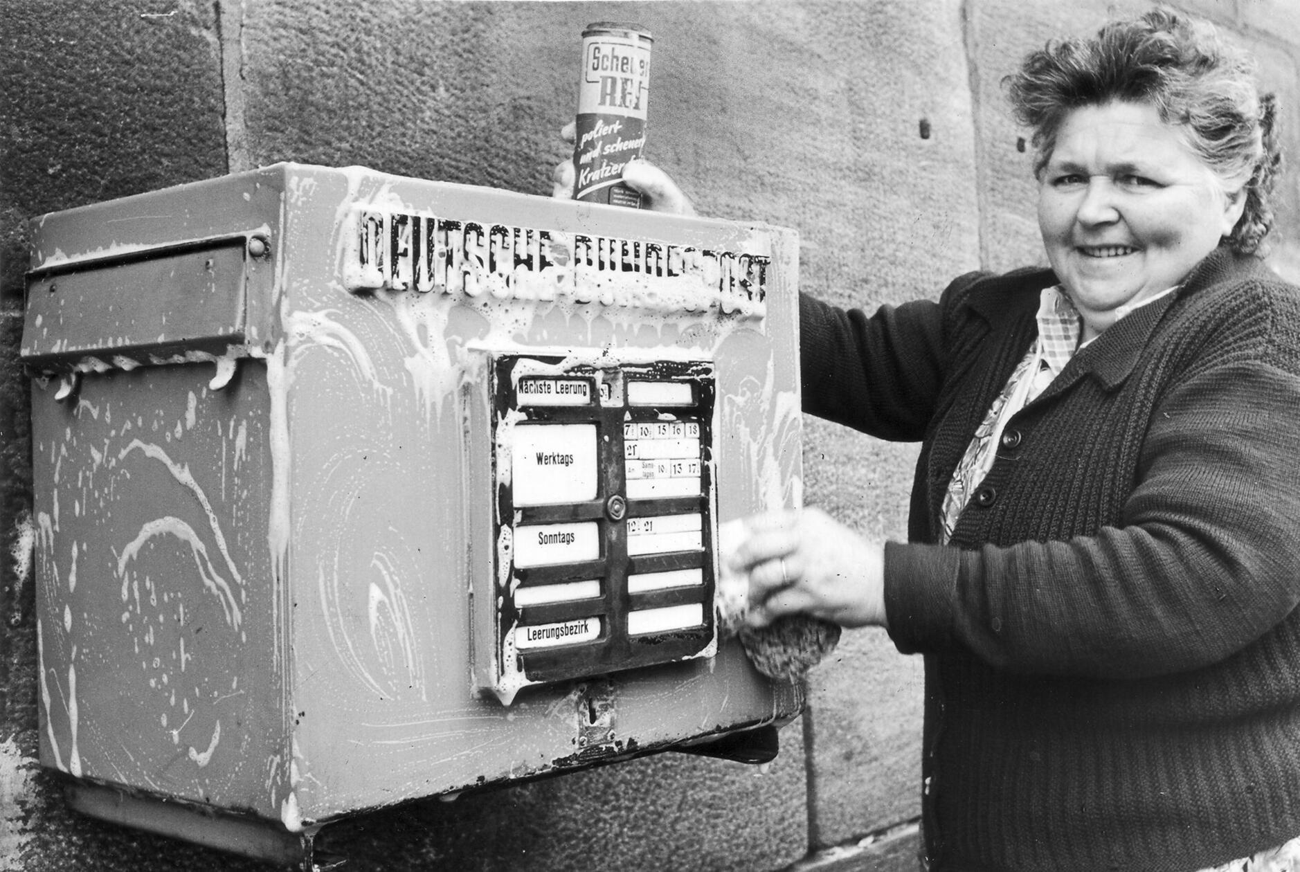 Einer ungewöhnlichen Tätigkeit ging Lina Walz im Jahre 1961 nach. Mit viel Elan, Wasser und Schaum sorgte sie dafür, dass die damals 400 Postkästen der Stadt funkelten und blitzten. Als Briefkastenputzerin legte die 52-jährige Solnhoferin dabei jeden Tag nach einem vorgegebenen Fahrplan rund 20 Kilometer mit dem Fahrrad zurück. Im Verlauf von jeweils zwei Monaten befreite sie so alle 400 Briefkästen in der Stadt von Taubendreck, Fingerabdrücken, Kritzeleien und ähnlichem, dann begann ihre Tour wieder von vorne. Dies alles von Hand und mit Muskelkraft zu meistern, mutet heute etwas kurios an, für „die Walzi“, wie man sie liebevoll nannte, war es der normale Alltag.