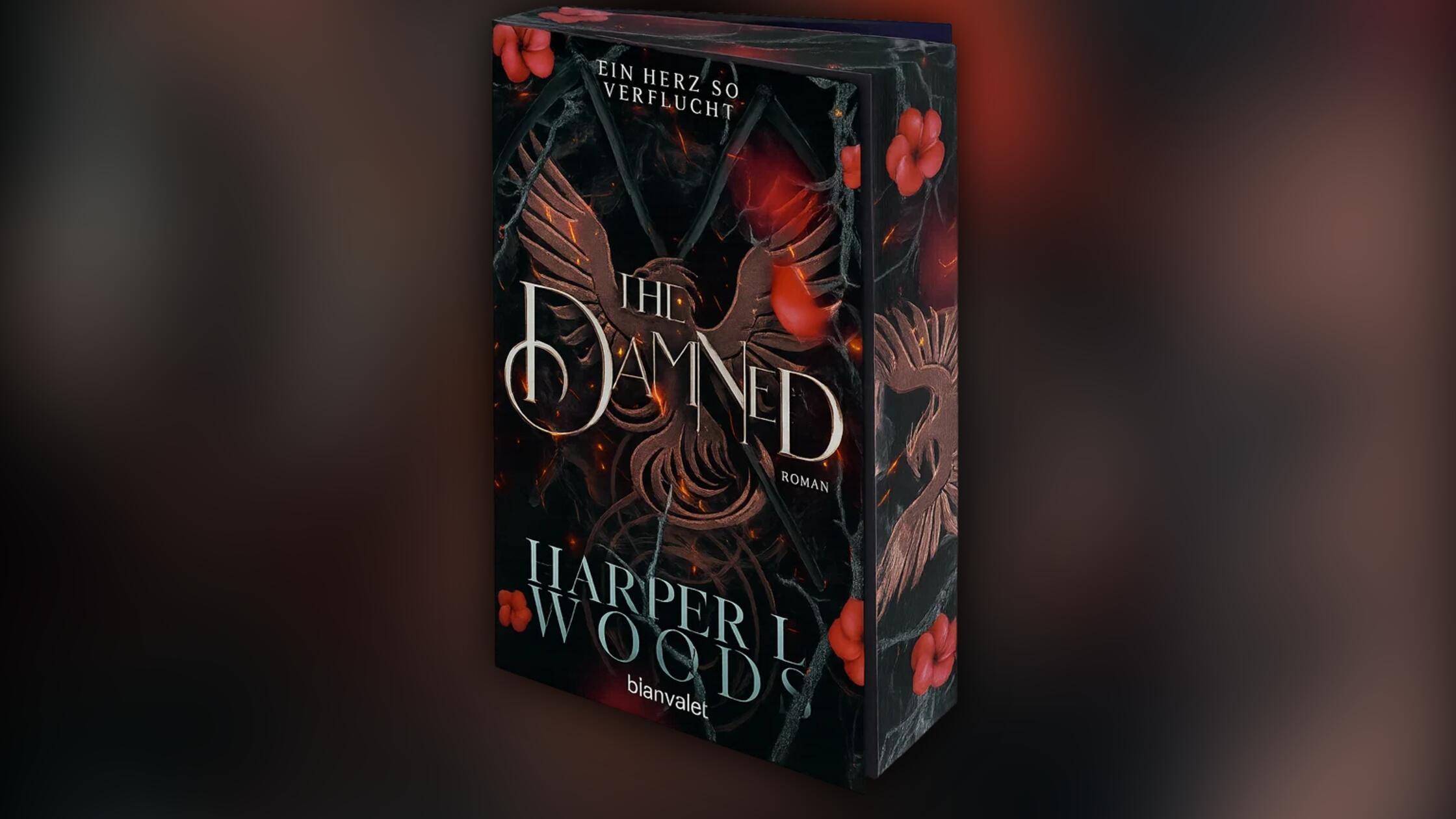 Band 3 der "Coven of Bones"-Reihe - Spice meets Dark-Romantasy Margot sitzt fest. Beim Kampf um die Hollow's Grove University wurde sie durch ein Portal gestoßen und hängt jetzt in der Unterwelt fest. Der buchstäblichen Hölle. Schutz bietet ihr der Dämonenfürst Beelzebub, doch seine Gefühle für die junge Hexe Margot machen beide angreifbar. Und jetzt kämpfen sich die beiden durch die Neun Kreise der Hölle und müssen dabei neben allen Gefahren auch noch mit der gegenseitigen Anziehung fertigwerden. Erscheinungstermin: 10. Dezember 2025 432 Seiten Blanvalet 17 Euro