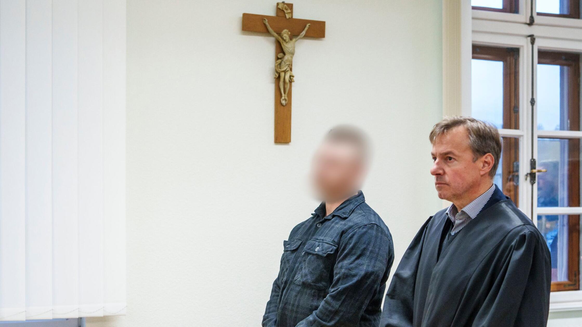 Bis zu fünf Jahre Haft möglich: Polizist steht in Franken wegen Strafvereitelung vor Gericht