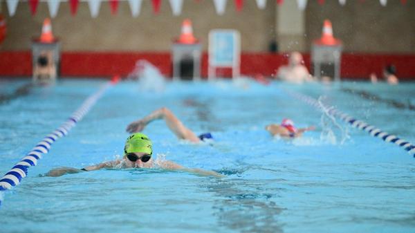 Berliner Hallenbad. (zu dpa: «Schwimmer teils in B