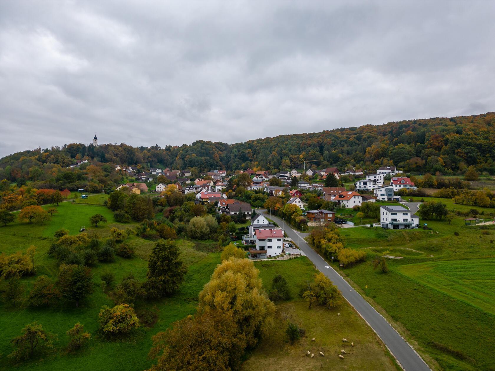 Reifenberg hat rund 200 Einwohner. Das Bergdorf ist bereits vom Weiten zu sehen - zumindest die Vexierkapelle. Sie ist das heimliche Wahrzeichen des Ortes.