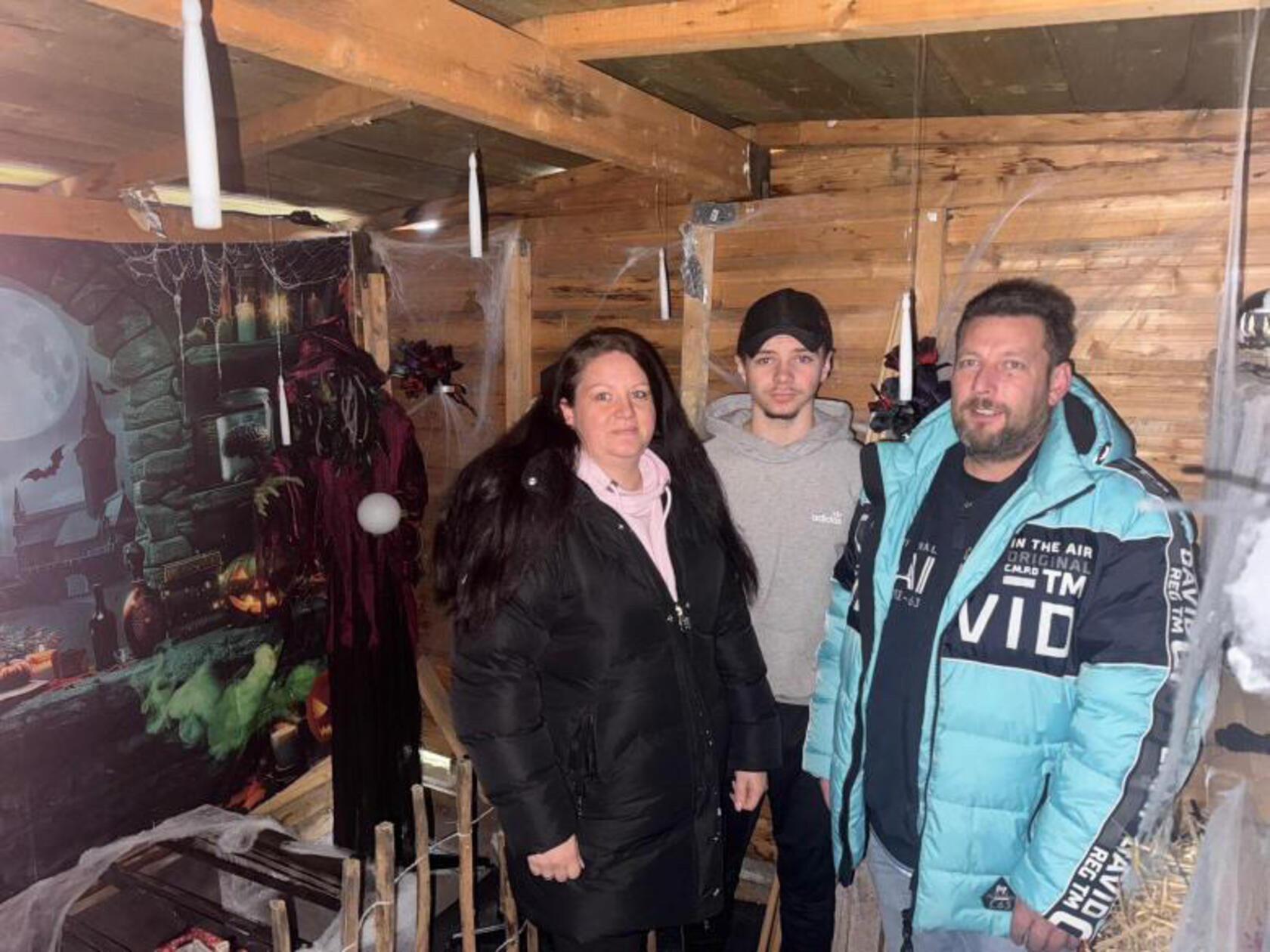 Stefanie, Leon und Wolfi Müller schmücken das Halloween-Haus am Nürnberger Hafen gemeinsam mit ihrer Familie.