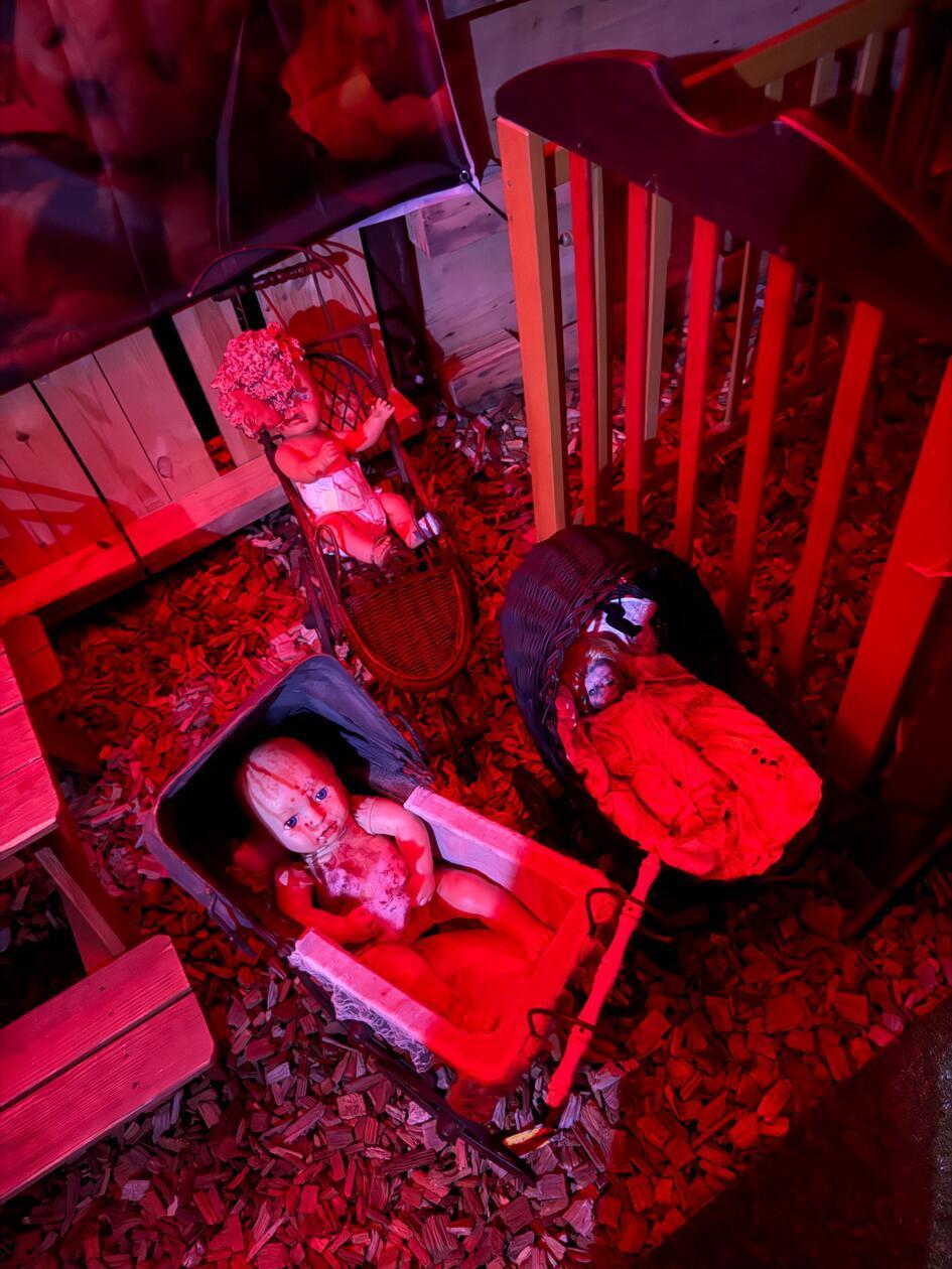 Im Friedhof-Zimmer liegen viele blutverschmierte Puppen.