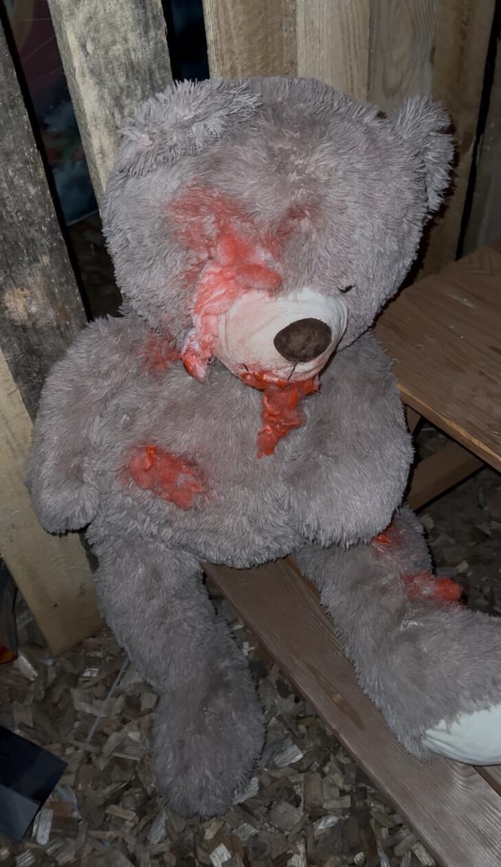 Die blutigen Teddys, kopflosen Puppen, abgetrennten Gliedmaßen und kreischenden Clowns sind alle selbstgebastelt.