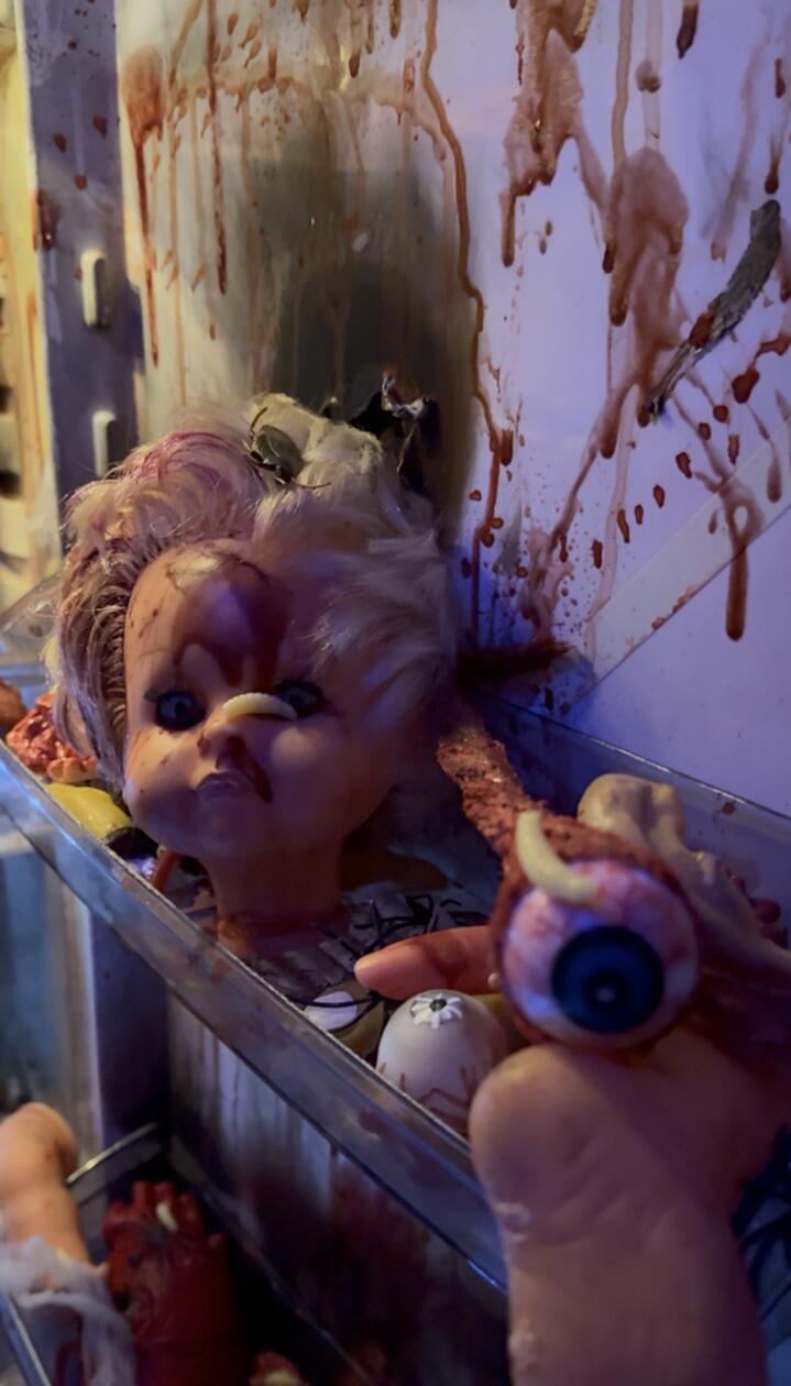 Im Metzger-Zimmer warten abgetrennte Puppen-Köpfe, lose Finger und ein blutverschmiertes Badezimmer auf die Besucherinnen und Besucher.