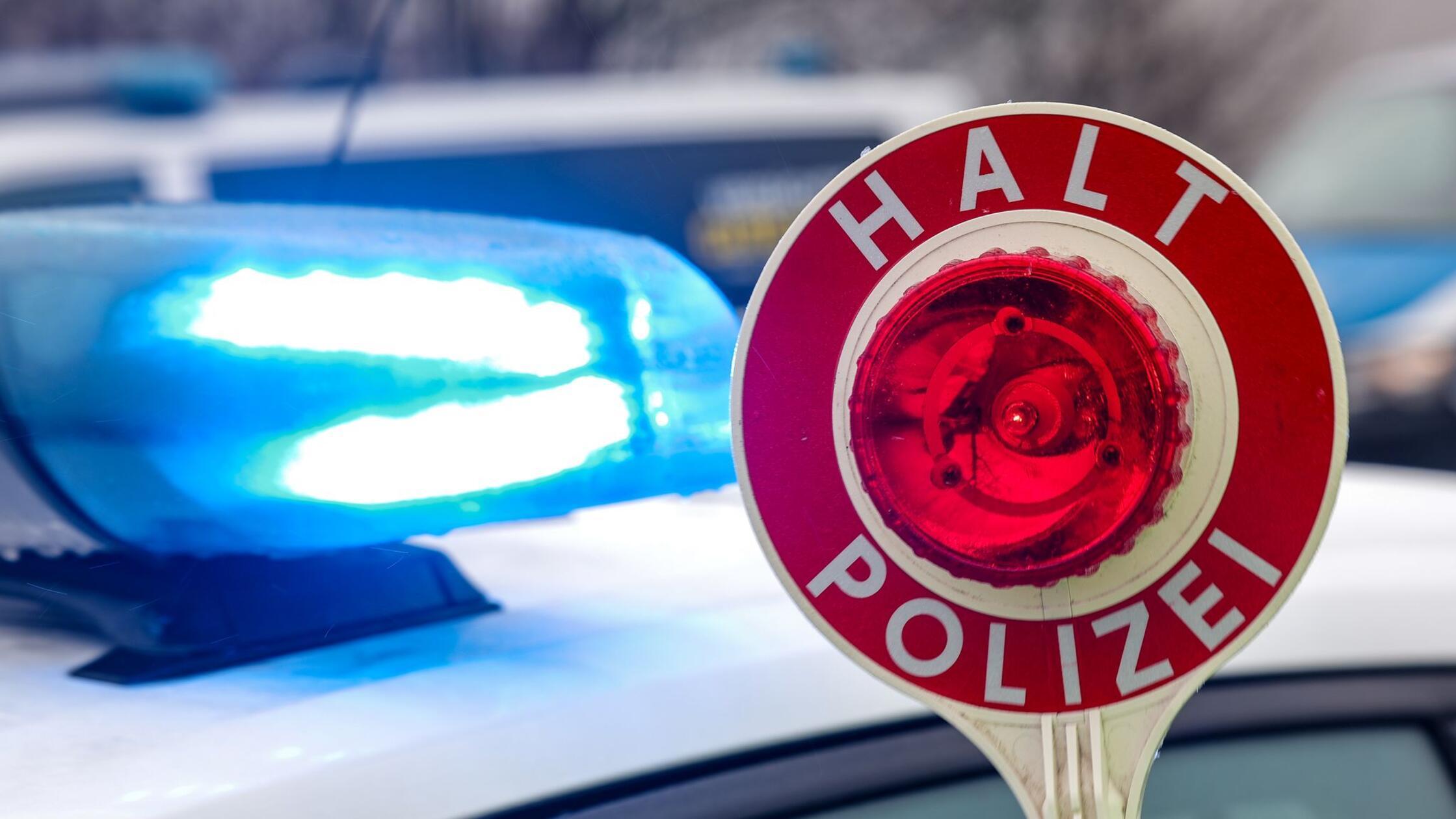 Betagter Geisterfahrer rast in Polizeisperre