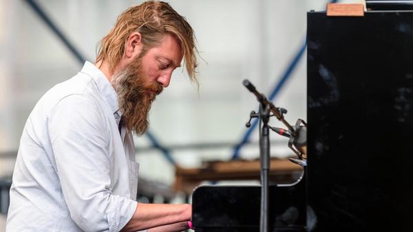 Die Werke des niederländischen Musikers Joep Beving sind im Bereich der Neoklassik anzusiedeln. Vor zehn Jahren veröffentlichte der Pianist sein erstes Album "Solipsism" bei der Deutschen Grammophon und ist seither mit seiner stillen, nach innen gekehrten Musik höchst erfolgreich. Am Montag, 3. November, bittet Joep Beving im Erlanger Redoutensaal zum Konzert. Los geht die Auszeit vom Alltag um 20 Uhr.