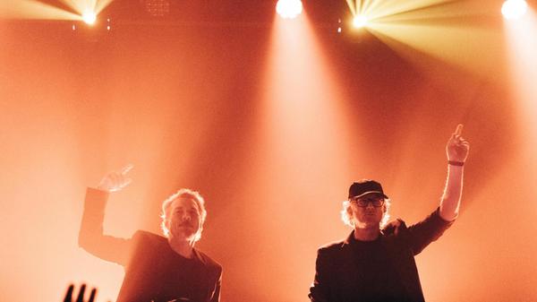 Kruder & Dorfmeister sind wohl das Beste, was Österreich in Sachen Downtempo, Electronica und Trip-Hop zu bieten hat. Das Duo, das seit über 30 Jahren aktiv ist, bespielt am Dienstag, 4. November, die Nürnberger Meistersingerhalle. Das Konzert fungiert als festlicher Schlusspunkt im Rahmen des diesjährigen NUEJAZZ Festivals. Beginn: 20 Uhr.