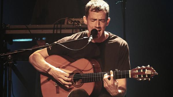 Charlie Cunningham ist ein begnadeter Gitarrist und Songwriter. Ihm gelingen wunderschöne Lieder, die keinen unberührt lassen. Am Donnerstag, 6. November, gibt der Brite, der heuer sein viertes Album "In Light" releast hat, ein Konzert im Erlanger Redoutensaal. Cunninghams markante Stimme ist ab 20 Uhr zu hören.