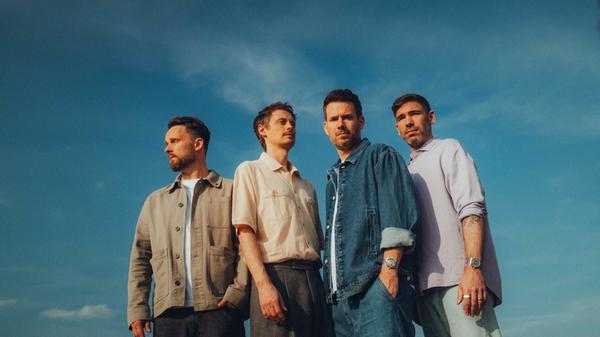 Massenkompatible Popmusik fabriziert die Gruppe Revolverheld. Am Freitag, 7. November, feiert die Formation ihr 20-jähriges Bandjubiläum in der KIA Metropol Arena in Nürnberg. Dabei erstrahlen alte wie neue Lieder in einem neuen Gewand. Los geht die Show um 19.30 Uhr.