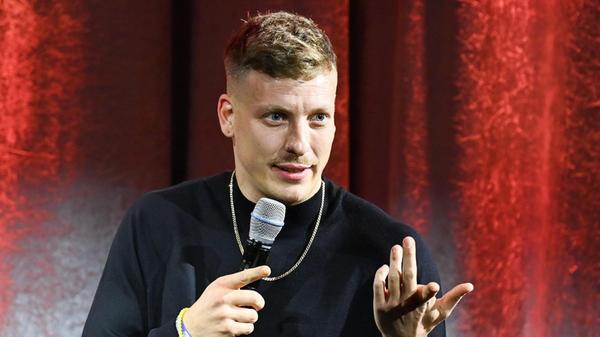 Comedian, Podcaster und Autor Felix Lobrecht kommt nach Nürnberg. Am Mittwoch, 12. November, bringt er die Besucherinnen und Besucher der PSD Bank Arena mit seinem vierten Live-Programm "Sell Out" zum Lachen. Beginn: 20 Uhr.