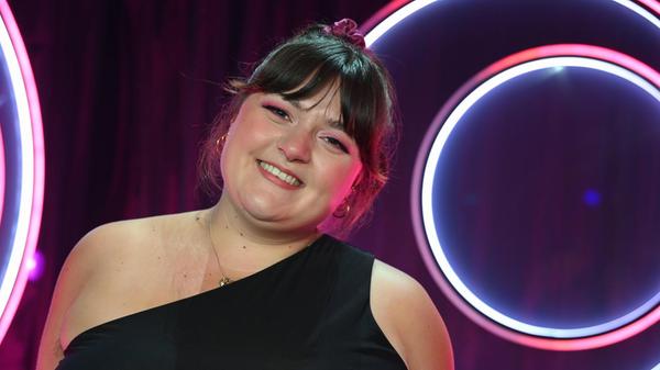 Kabarettistin Teresa Reichl hat zwar weder Haus, noch Mann noch Kinder und damit keines ihrer mit 16 gesetzten Ziele erreicht, doch im Gegensatz dazu hat es die Künstlerin geschafft, als Comedienne durchzustarten und immer größer werdende Hallen zu füllen. Am Samstag, 22. November, sorgt Reichl mit "Bis jetzt" für Lacher in der Kulturfabrik Roth. Beginn: 20 Uhr.