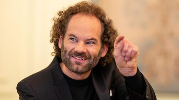 Maxi Schafroth wirkte bis 2025 als Fastenprediger auf dem Nockherberg. Daneben war und ist er in Comedy-Formaten im Fernsehen sowie als Schauspieler vor der Kamera und auf der Bühne im Einsatz. Am Dienstag, 25. November, stellt der Memminger sein Programm "Faszination Bayern" im Erlanger E-Werk vor. Beginn: 20 Uhr.