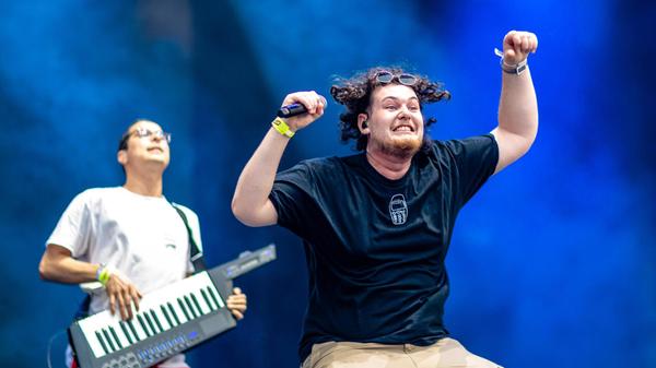 Gerade erst war Majan als Support-Act für Nina Chuba in Nürnberg zu sehen. Am Freitag, 28. November, kommt der Musiker erneut in die Noris. Seine Headliner Tour führt ihn in den Löwensaal. Ab 19.30 Uhr spielt Majan seinen Mix aus Rap, Pop und klassischen Balladen. Support liefert Mika Noé, der Anfang Oktober bei Nürnberg Pop in Erscheinung trat.