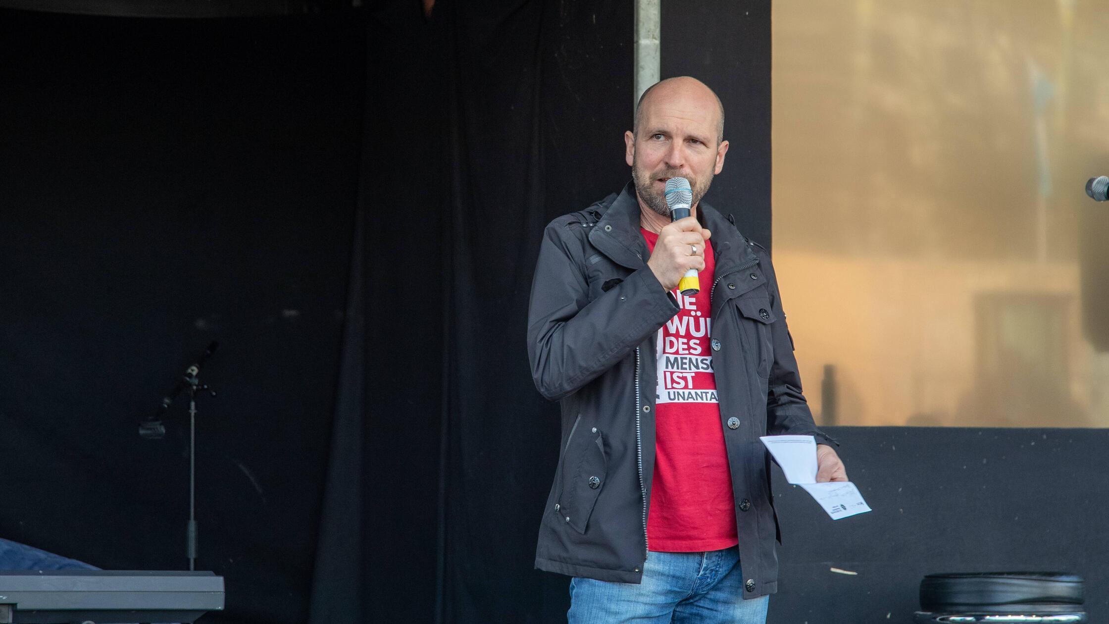 Hunderte bei Querdenken Demo in München, Der suspe