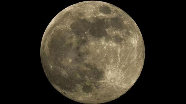 Ein Supermond steht am Himmel. (zu dpa: «Supermond