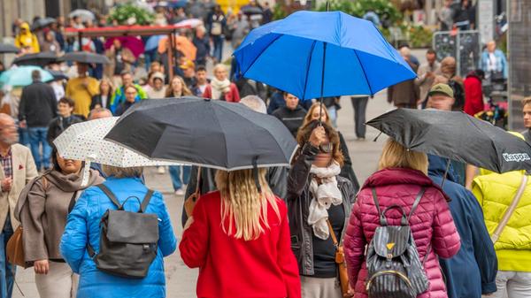 Shopping im Regen, Münchner Fußgängerzone, Septemb