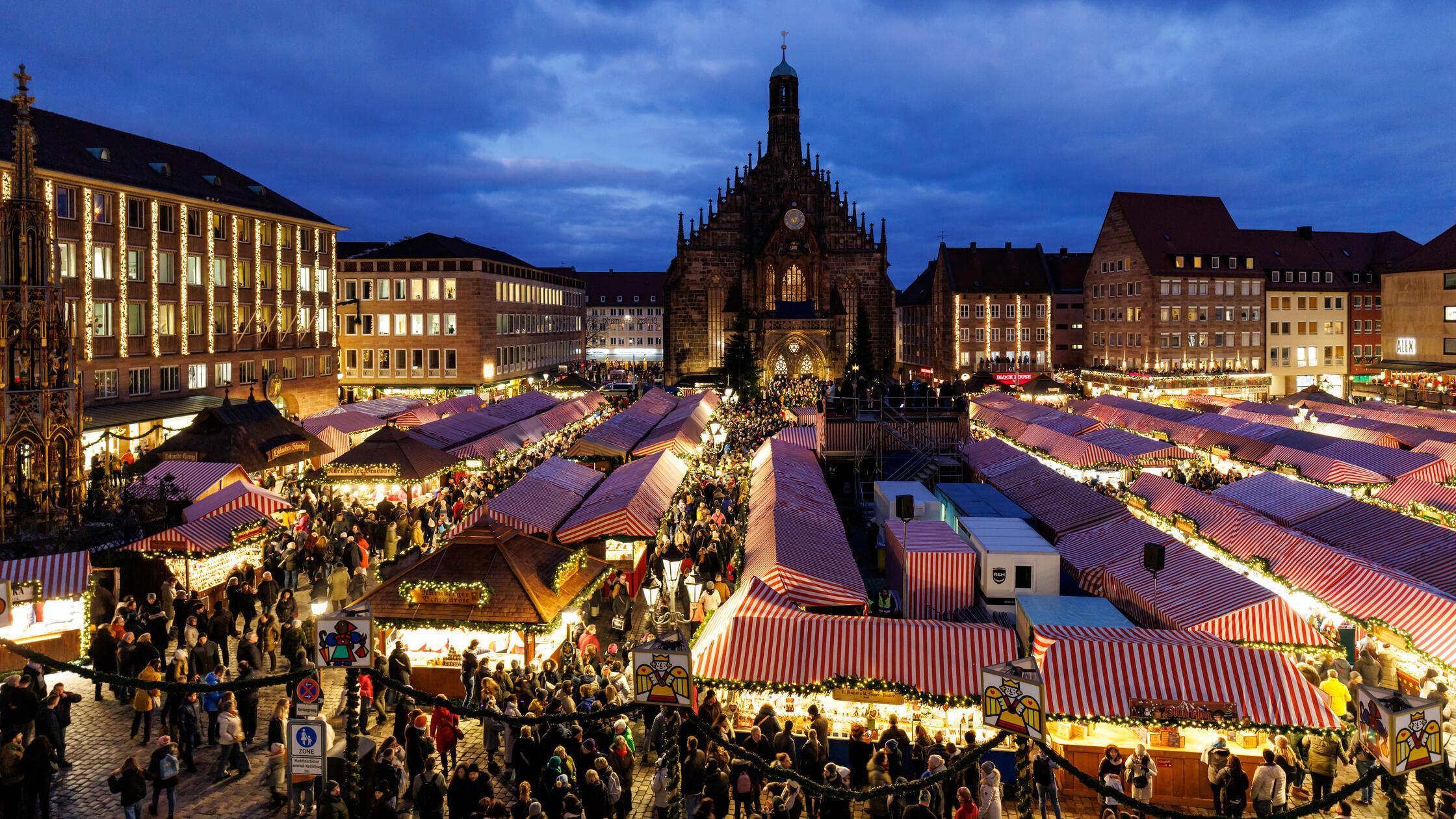 ARCHIV - 29.11.2024, Bayern, Nürnberg: Blick über 