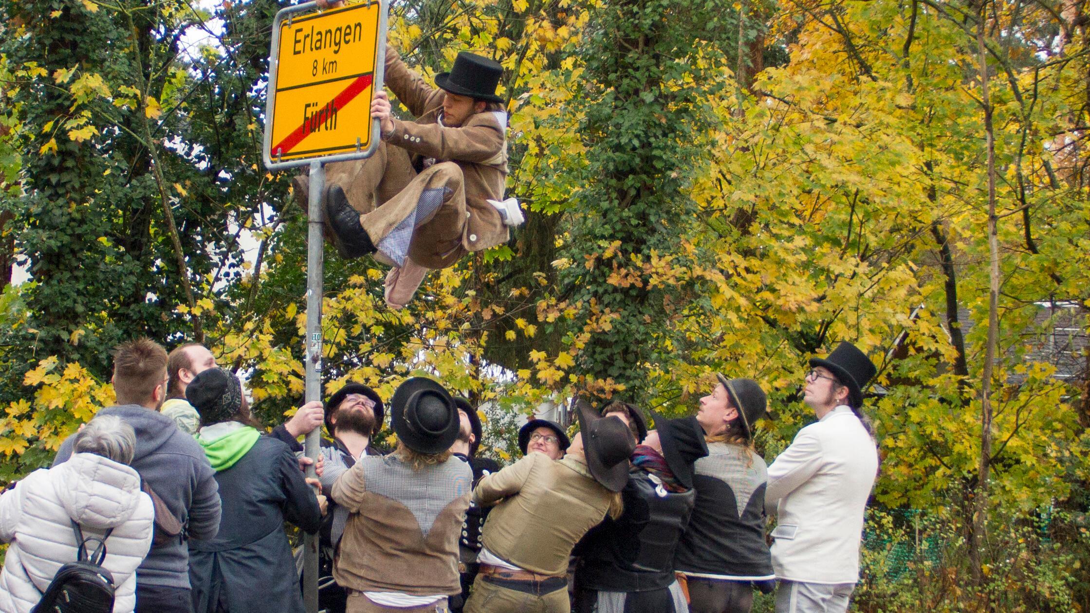 Gesellinnen und Gesellem fangen ihn auf