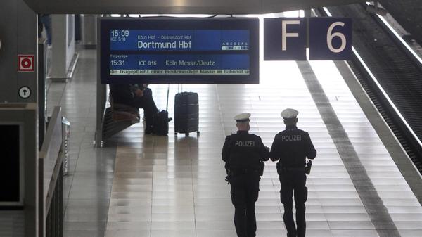 Polizeistreife der Bundespolizei patrouilliert auf