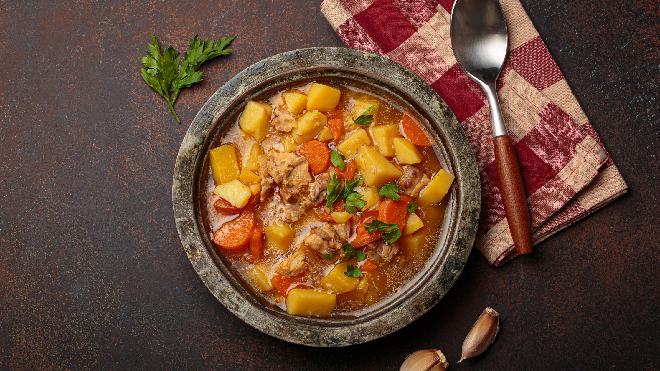 Hühnereintopf oder Suppe mit Kartoffeln und Karott