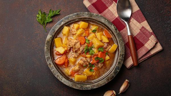 Hühnereintopf oder Suppe mit Kartoffeln und Karott