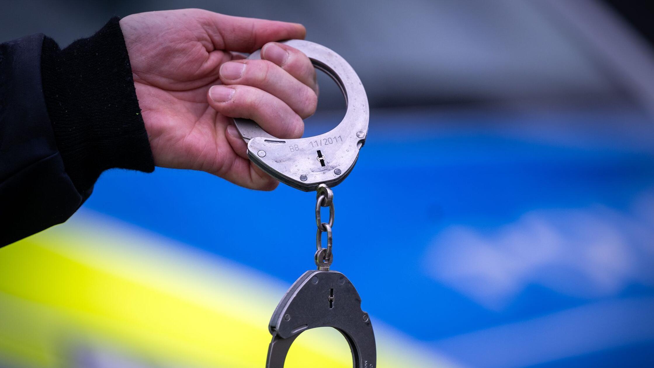 Moški po sporu s pištolo v klubu povzročil paniko